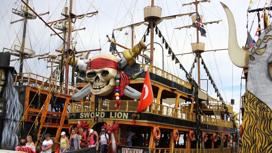 Antalya/Kemer: Pirate Party Boat Trip w/Lunch incl. Transfer - Pirate-boat fun without losing the sightseeing focus